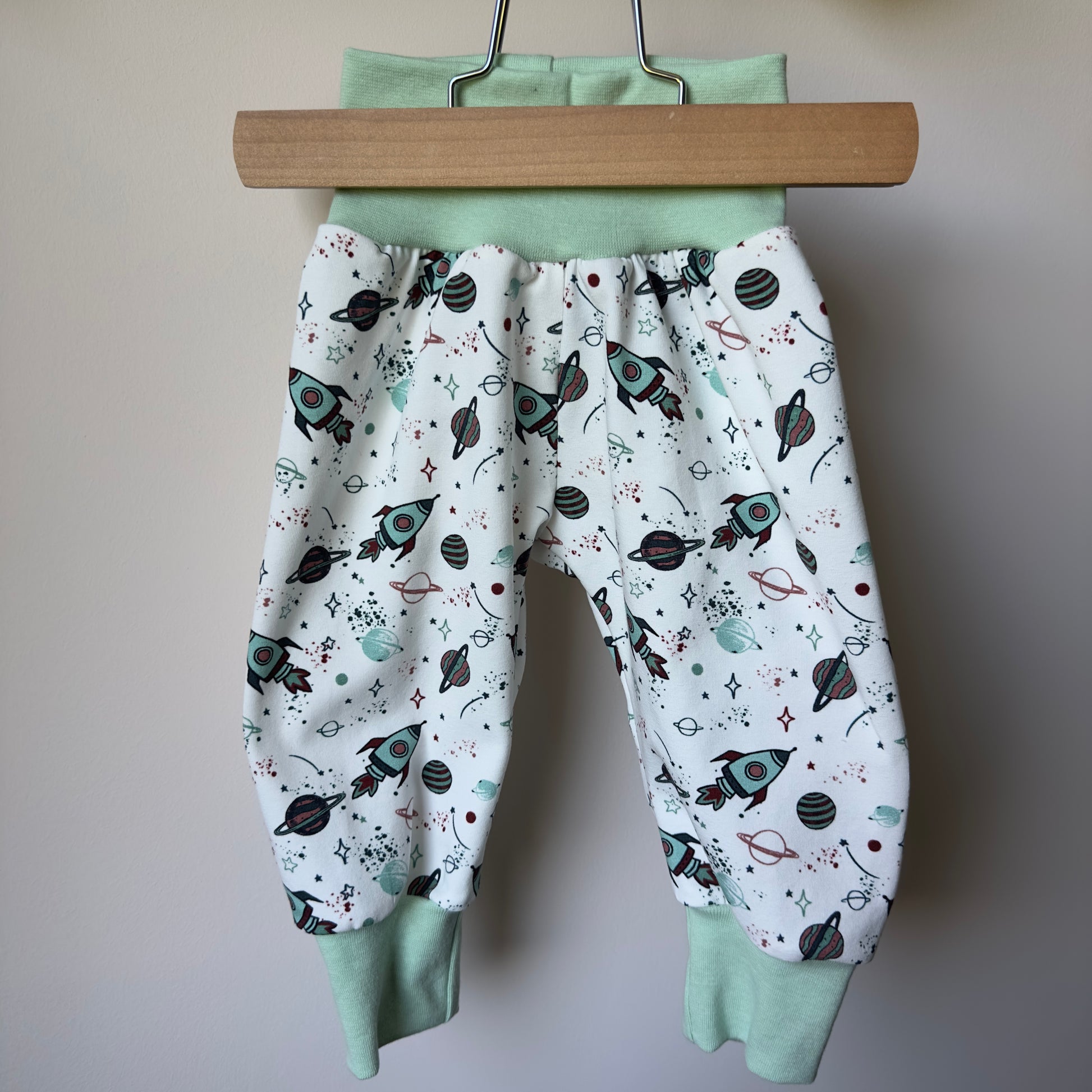 sarouel confortable pour enfant avec motif fusée et planète sur fond blanc