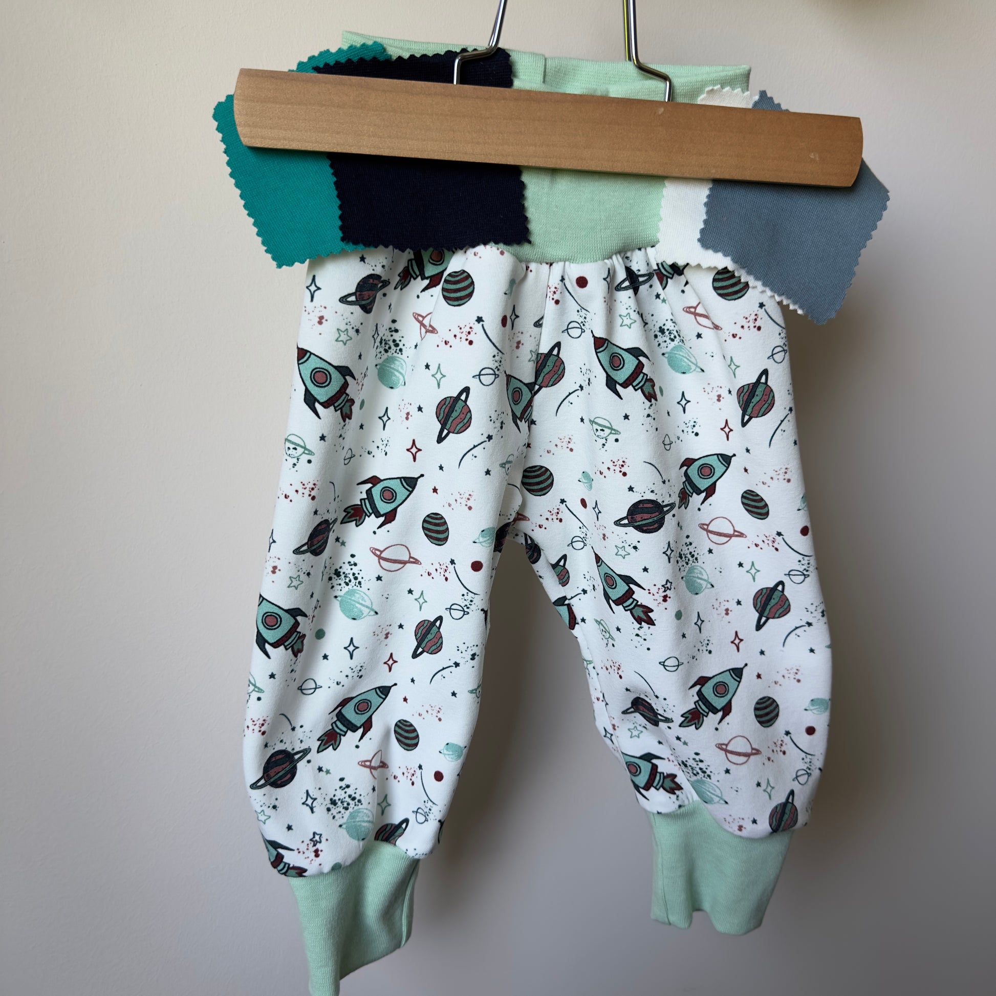 sarouel personnalisable pour garçon avec imprimé fusées et planètes coloris menthe sur fond blanc