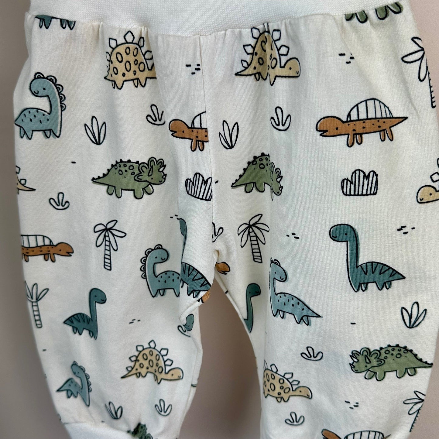sarouel évolutif coloris écru avec des dinosaures pour amuser votre bébé ou enfant
