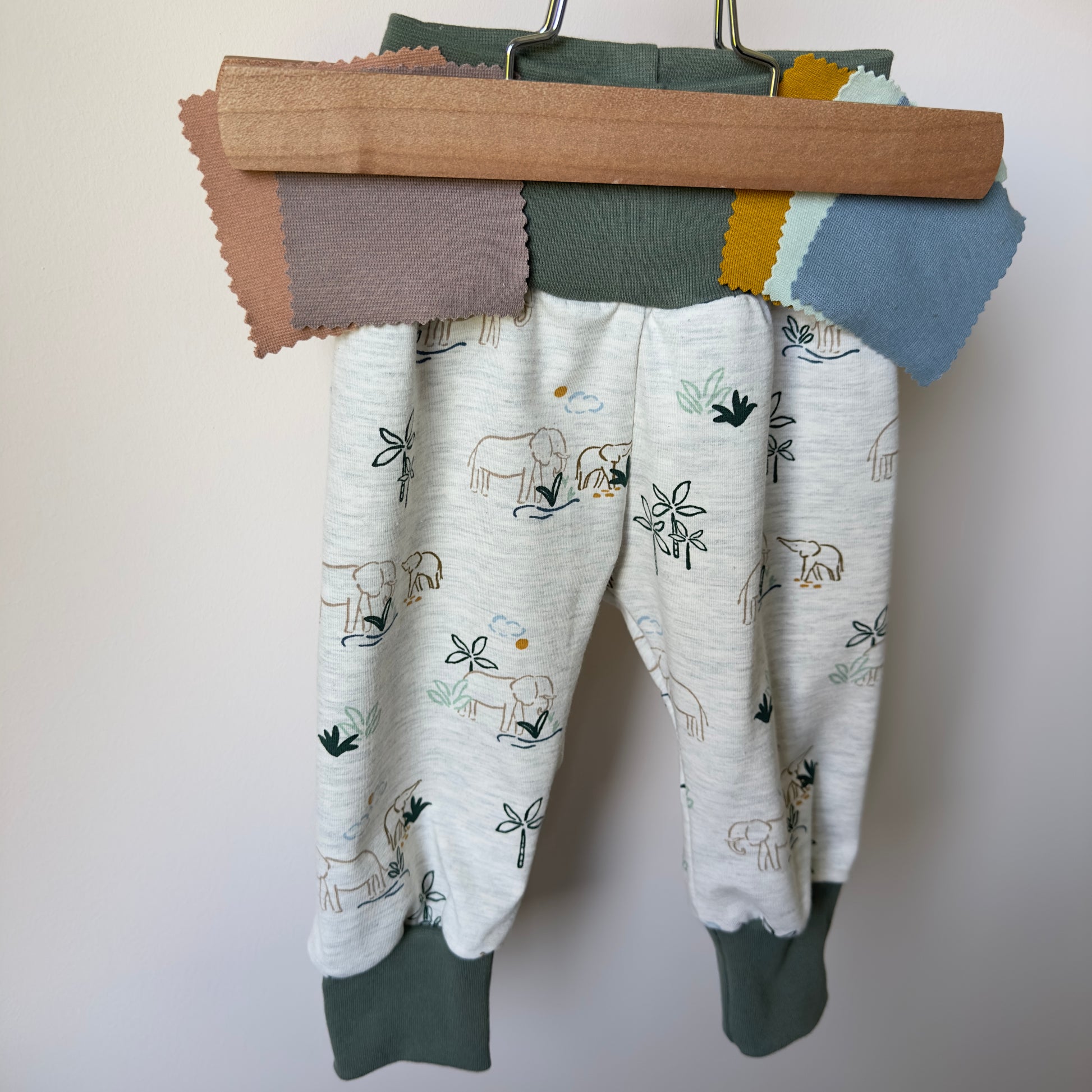 sarouel pour enfant personnalisable avec motif éléphant sur fond gris clair pour garçon ou fille