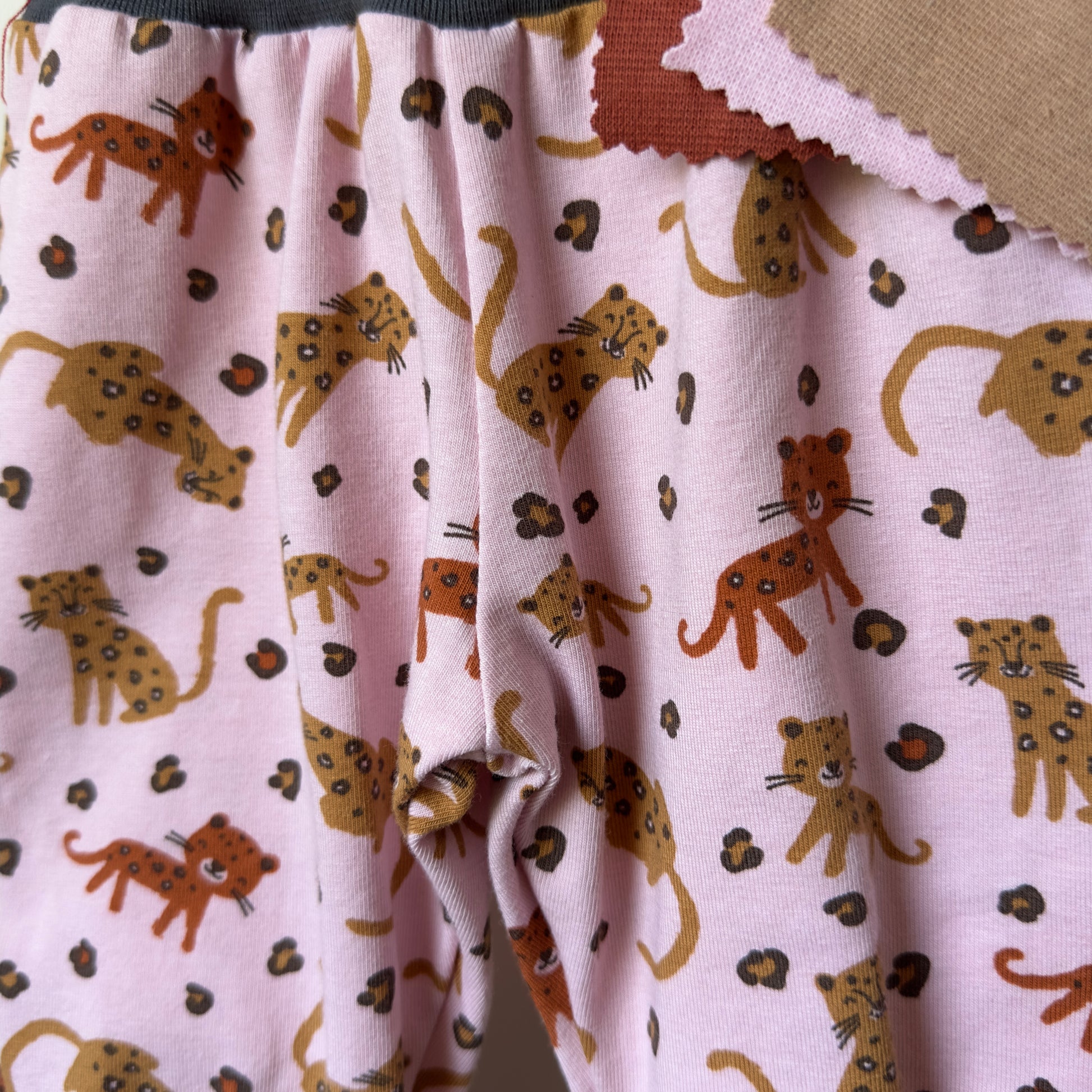 pantalon sarouel rose pour fille imprimé panthère