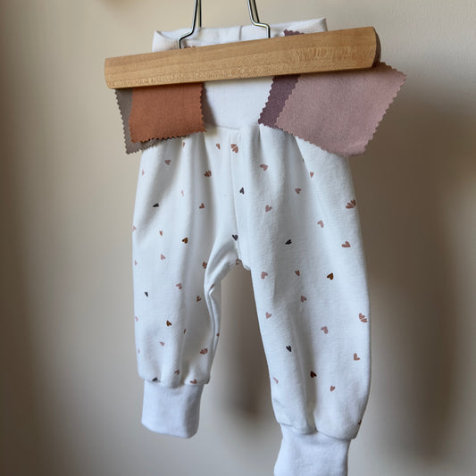 Pantalon sarouel avec des petits coeurs colorés rose, taupe pour enfant