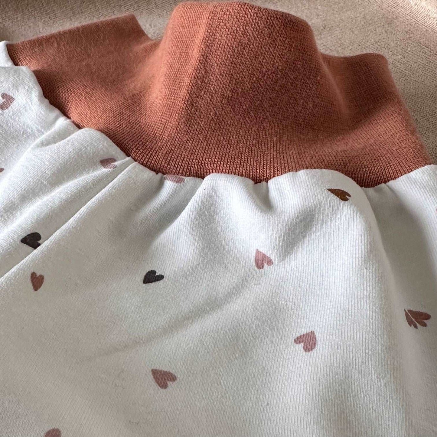 Pantalon sarouel évolutif pour fille avec motifs coeurs