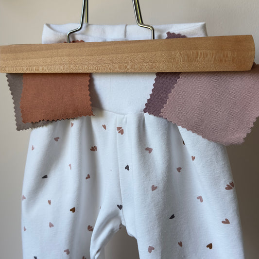 Pantalon pour bébé avec de jolis petits coeurs colorés