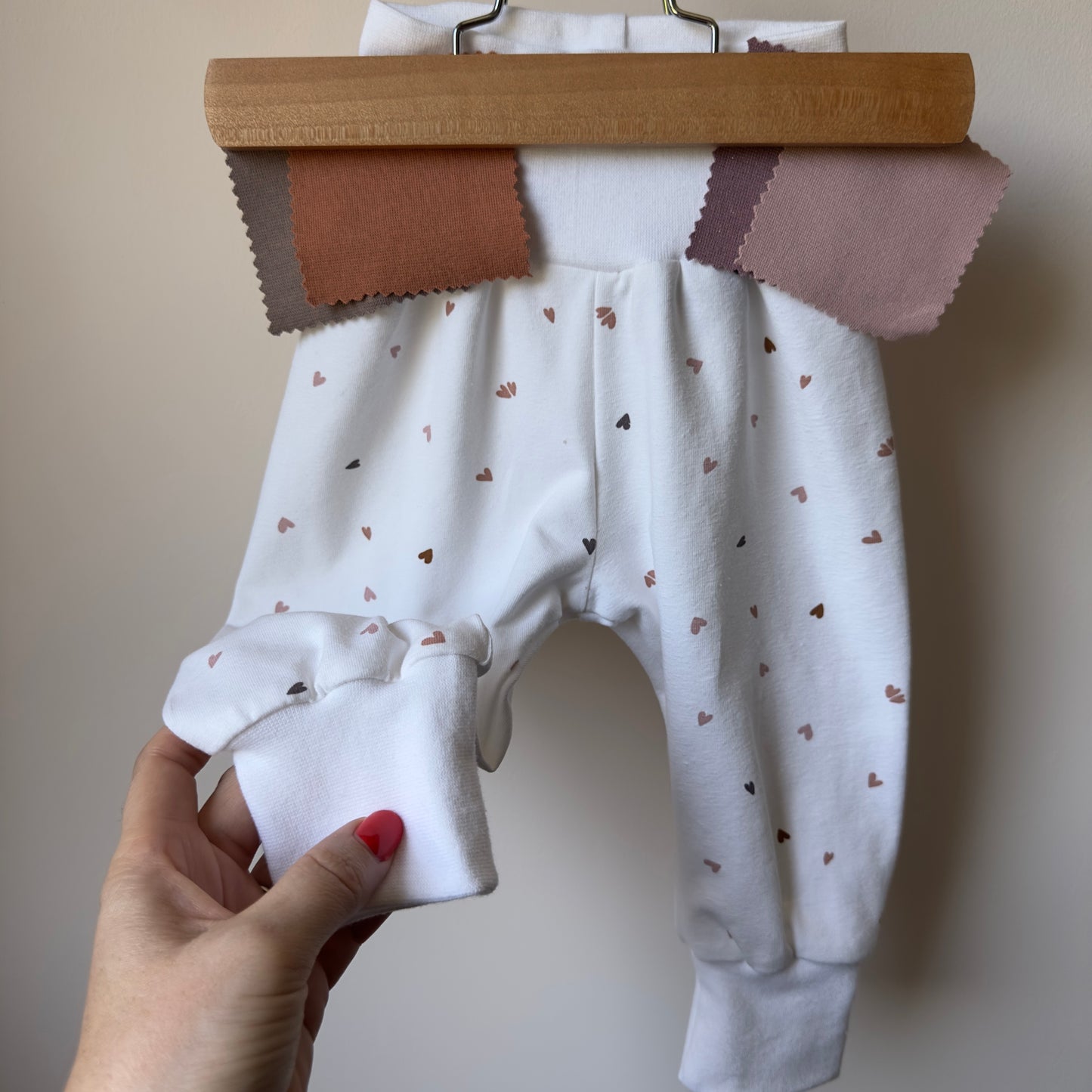 sarouel blanc pour fille avec des petits coeurs dans les tons rose