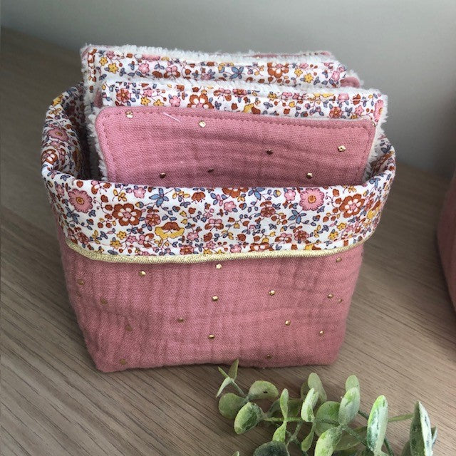 Ensemble de 10 lingettes et sa panière Thème fleuri et double gaze mini-pois dorés