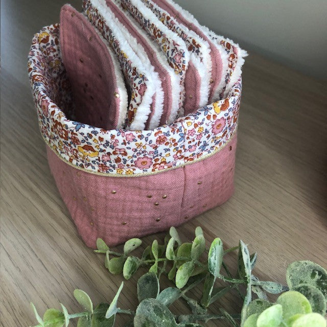 Ensemble de 10 lingettes et sa panière Thème fleuri et double gaze mini-pois dorés