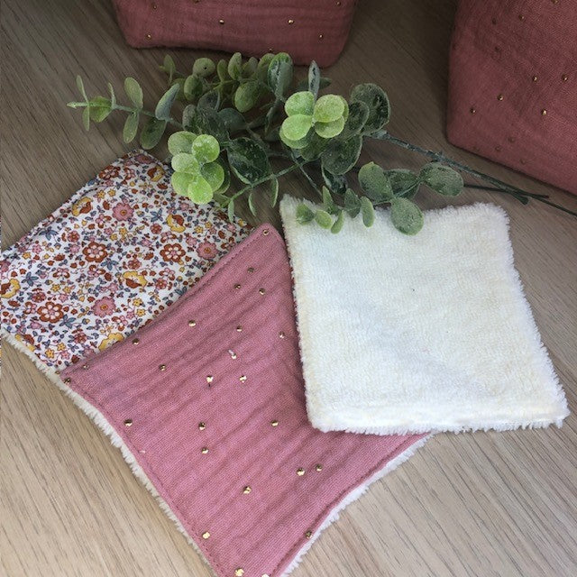 Ensemble de 10 lingettes et sa panière Thème fleuri et double gaze mini-pois dorés