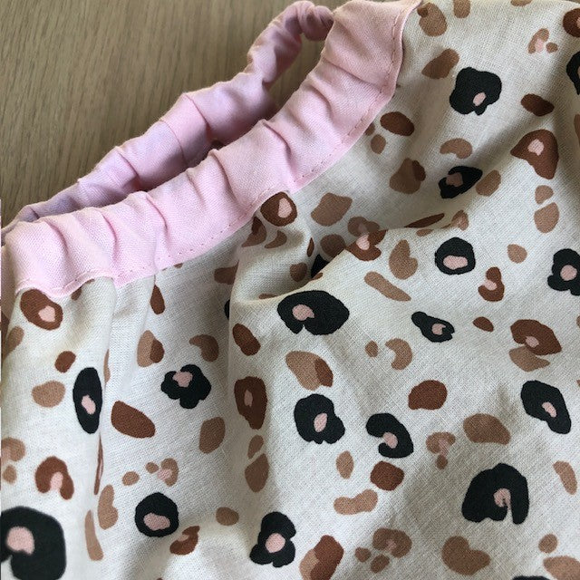 Bavoir maternelle réversible Thème léopard et double gaze