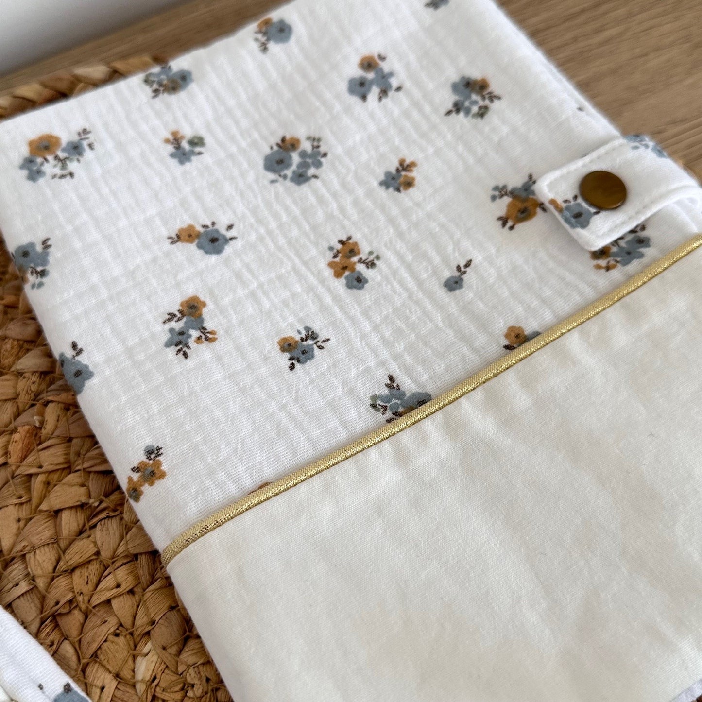 Protège carnet de santé Gaze Fleurs bleues sur fond blanc à personnaliser