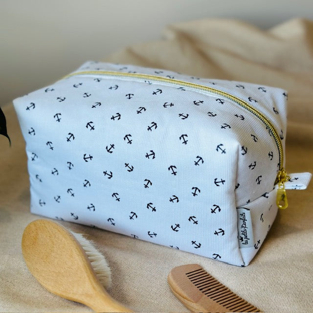 Trousse de toilette avec grande ouverture, moletonnée avec fermeture dorée imprimé ancres marines