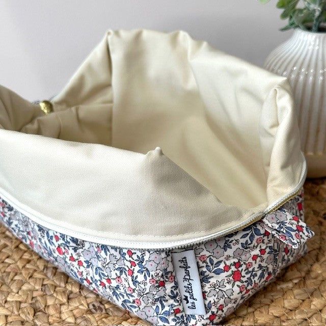 trousse de toilette matelasée imprimé fleur, rose, bleur et gris qui se transforme en panier