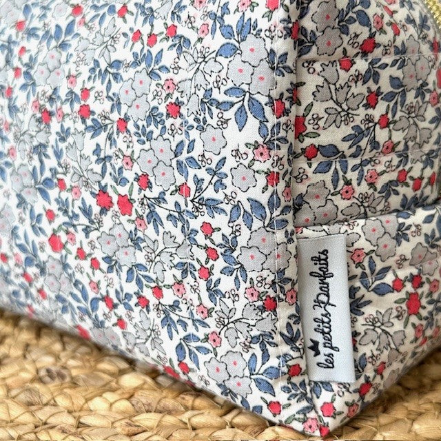 Trousse de toilette matelassée motif Liberty fleurs rose et bleu