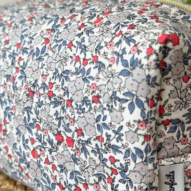 imprimé motif Liberty fleurs rose et bleu de la trousse de toilette matelassée
