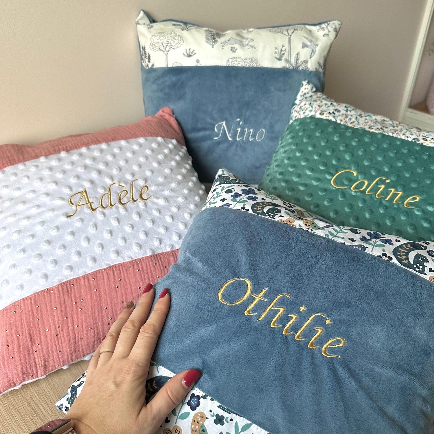 coussin enfant personnalisé avec broderie du prénom en minky et gaze de coton ou imprimé en coton