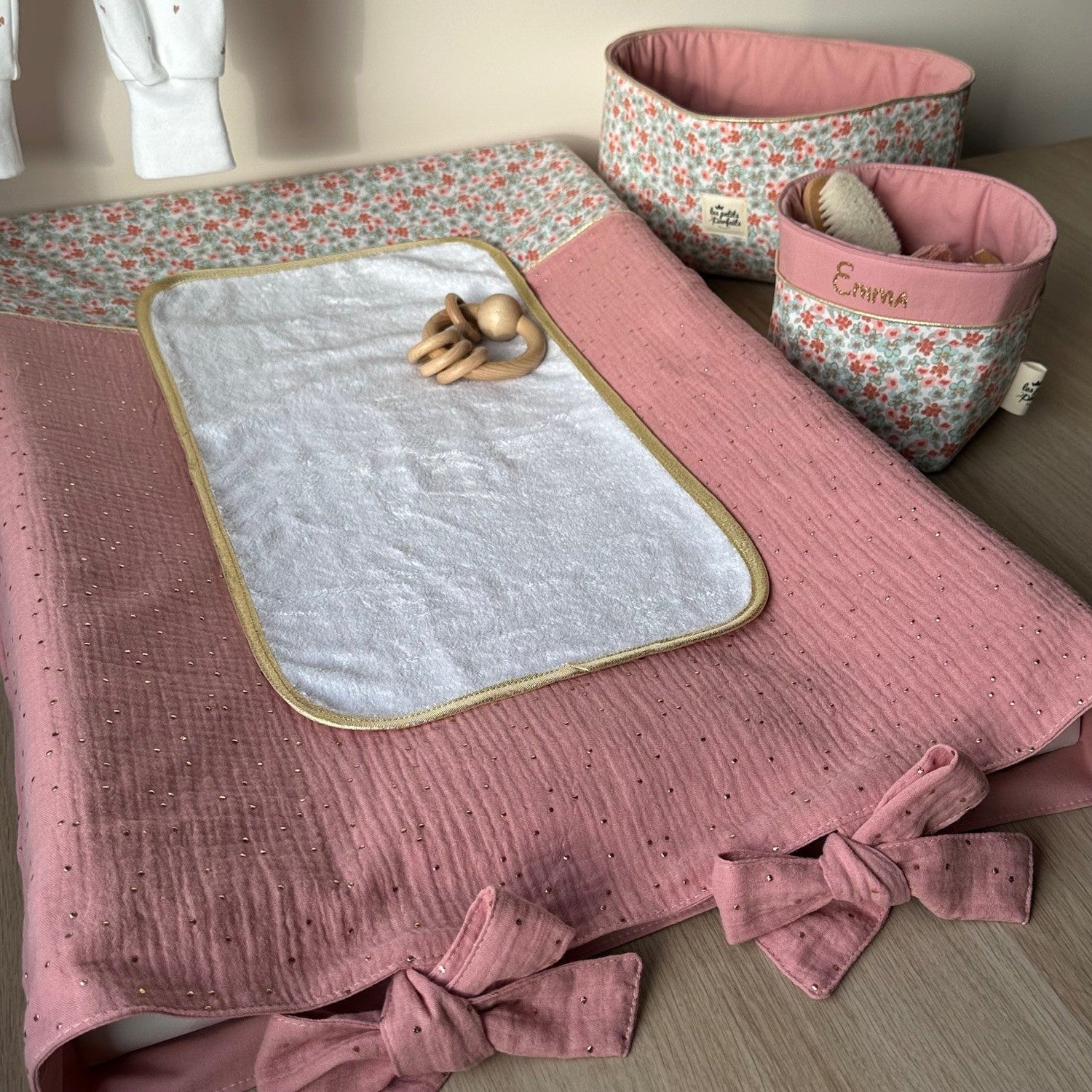 Housse de matelas à langer avec ses paniers de rangement personnalisés pour chambre bébé