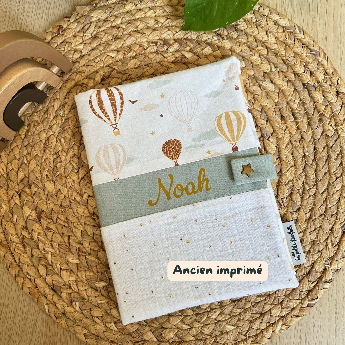 Protège carnet de santé bébé motif Montgolfières à personnaliser