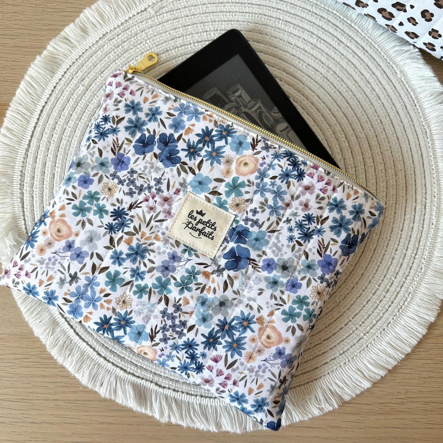 Pochette plate matelassée fleurie - Pochette livre, Kindle et iPad Mini