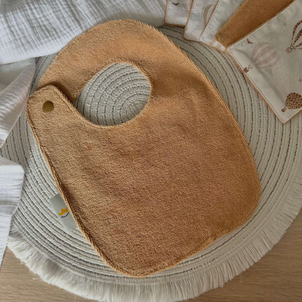 dos du bavoir bébé montgolfières en éponge biologique
