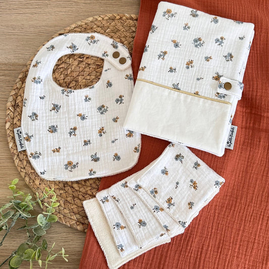 Protège carnet de santé Gaze Fleurs bleues sur fond blanc à personnaliser