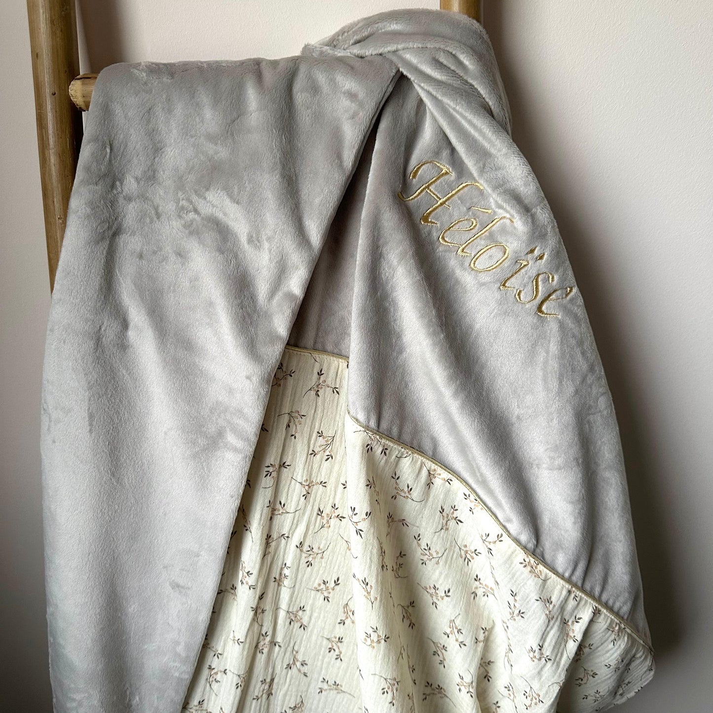couverture enfant brodée avec gaze de coton fleuri écru et minky taupe