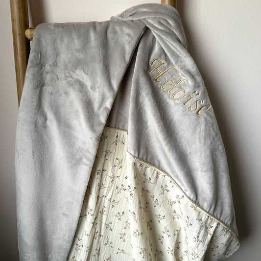 couverture enfant brodée avec gaze de coton fleuri écru et minky taupe