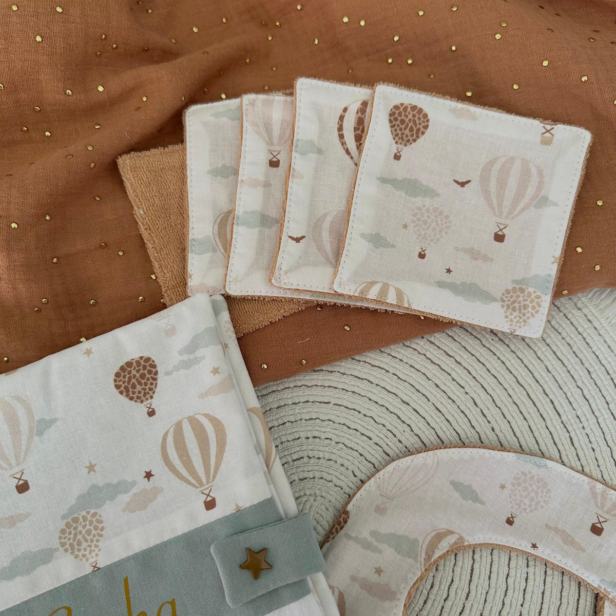 5 lingettes lavables bébé en éponge biologique avec un joli imprimé montgolfières