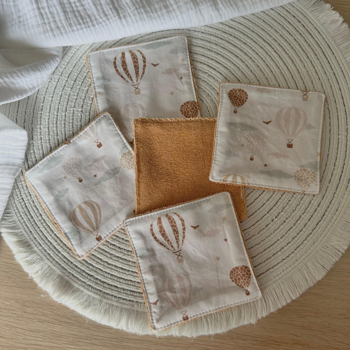 5 lingettes lavables avec une face imprimé montgolfières et une face en éponge biologique coloris marron/biscuit