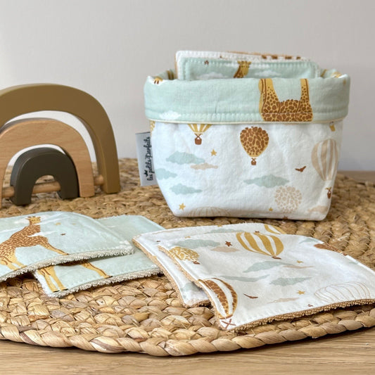 pour la toilette de bébé ou enfant, 10 lingettes lavables en éponde bio imprimé montgolfières et girafes avec une panière pour les ranger