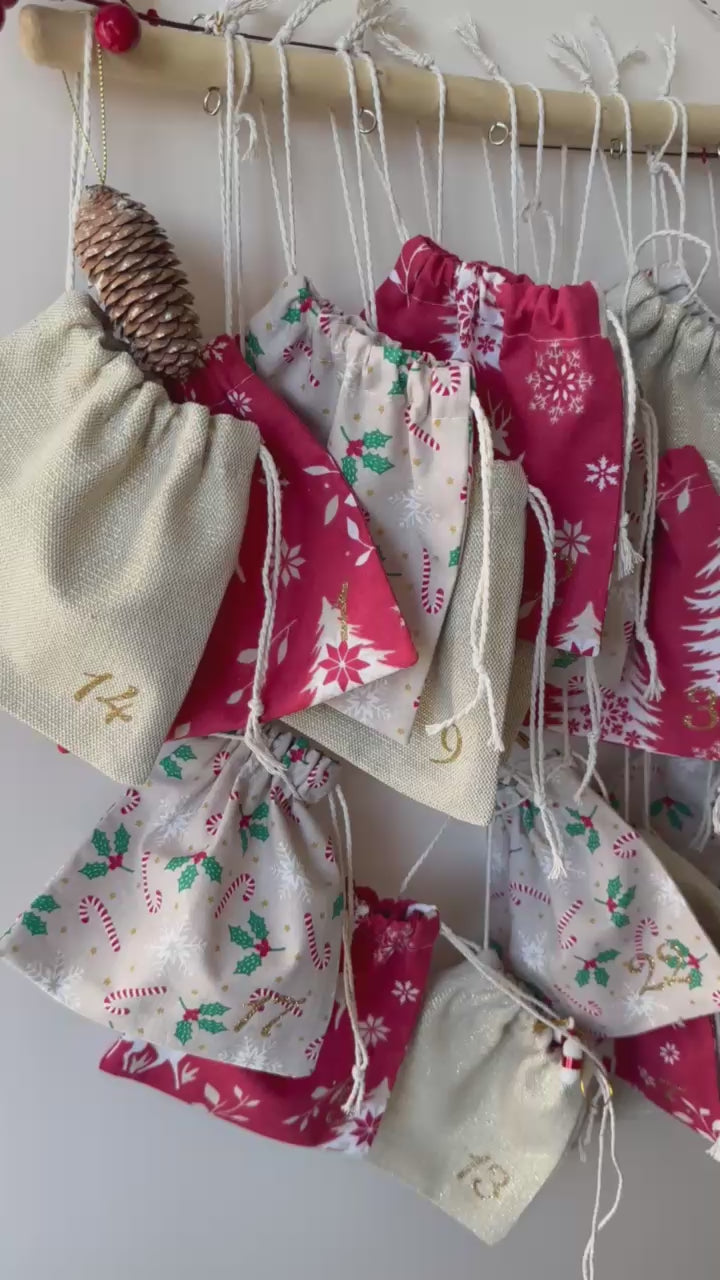 calendrier de l'avent traditionnel sous forme de pochons avec lien et numérotés en doré avec sac de rangement personnalisé pour enfant ou adulte
