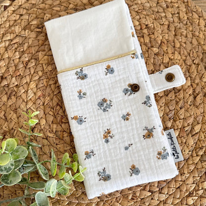protège livret de famille en gaze de coton blanc agrémenté de petites fleurs bleues à personnaliser avec l'inscription de votre choix
