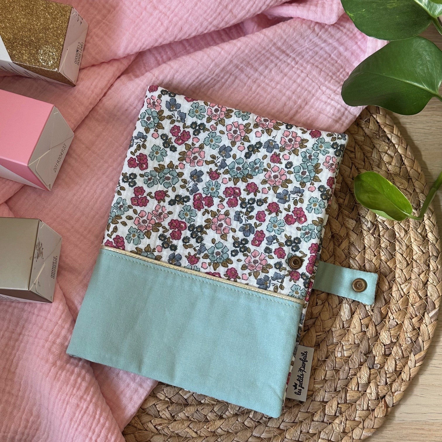 protège carnet de santé pour fille avec motif fleurs en gaze de coton et menthe