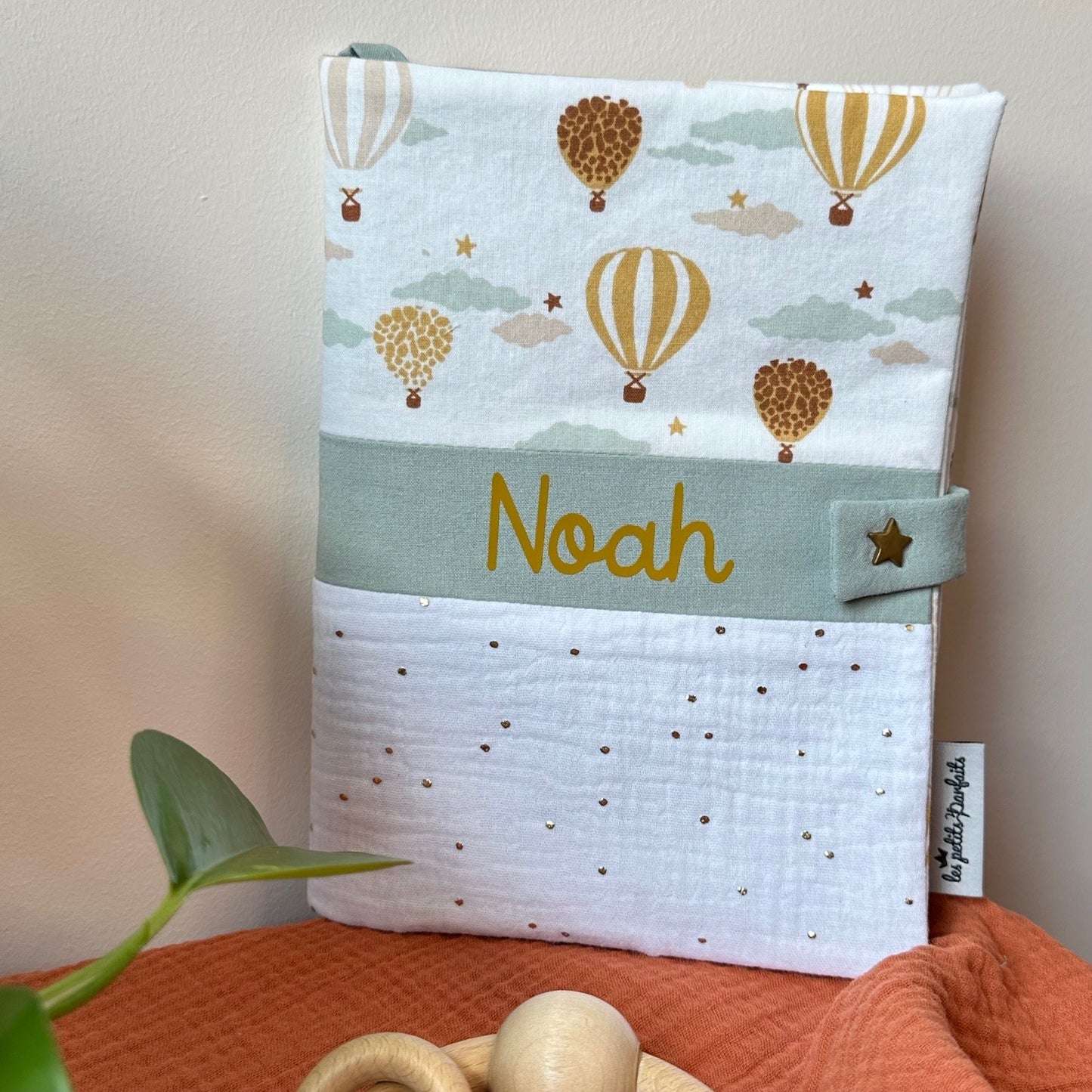 protège carnet de santé montgolfières personnalisé avec le prénom Noah