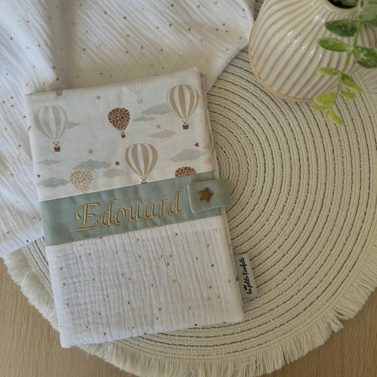 protège carnet de santé montgolfières avec personnalisation du prénom en broderie dorée