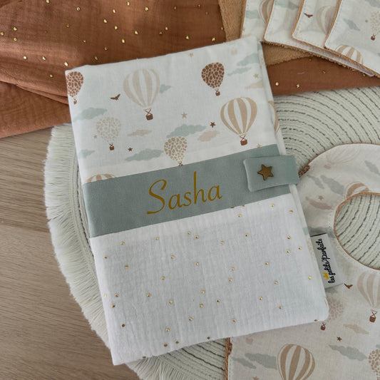 protège carnet de santé bébé avec prénom univers montgolfières. Il se ferme avec une jolie pression étoile doré.