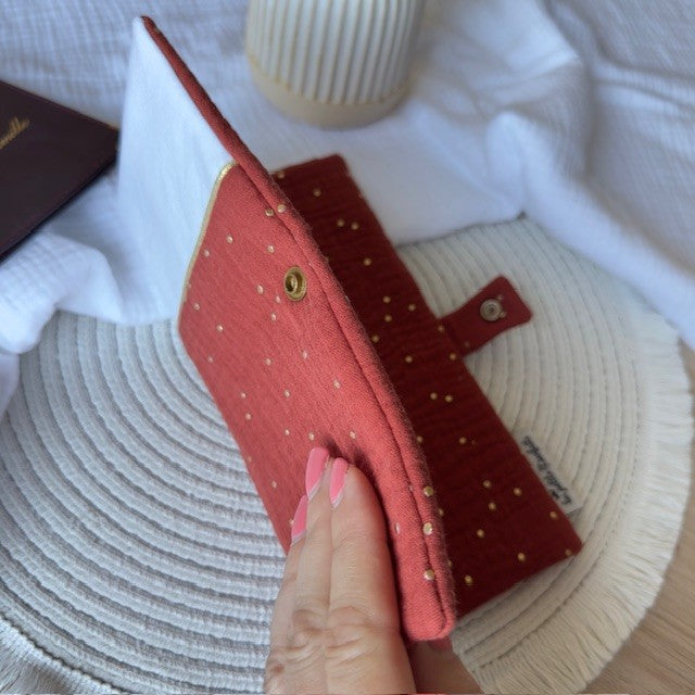 protege livret de famille terracotta pois or disponible en stock à personnaliser avec mots et symbole au choix