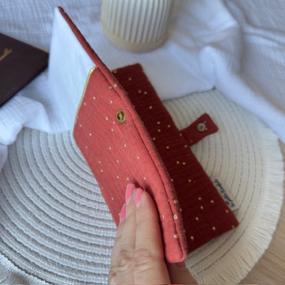 protege livret de famille terracotta pois or disponible en stock à personnaliser avec mots et symbole au choix