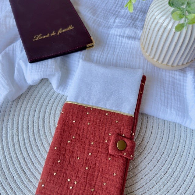 protège livret de famille en stock coloris terracotta pois or personnalisable avec mention et symbole au choix