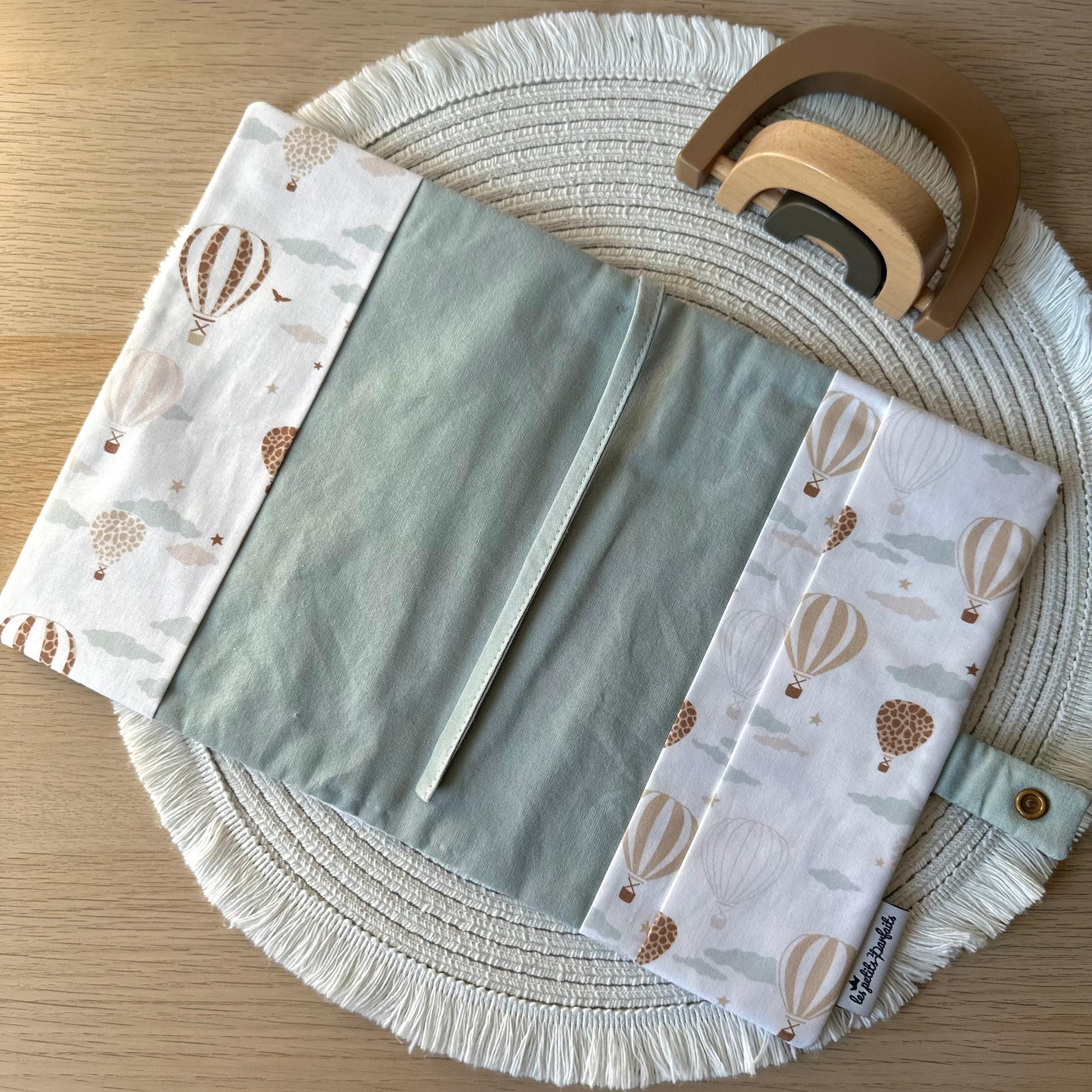 intérieure du protège carnet de santé bébé à personnaliser avec imprimé montgolfières, idéal comme cadeau de naissance