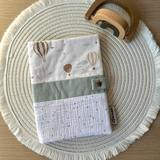 protège carnet de santé pour bébé à  personnaliser avec un imprimé montgolfières épuré dans les tons blanc, vert d'eau, rose pale et moutarde clair