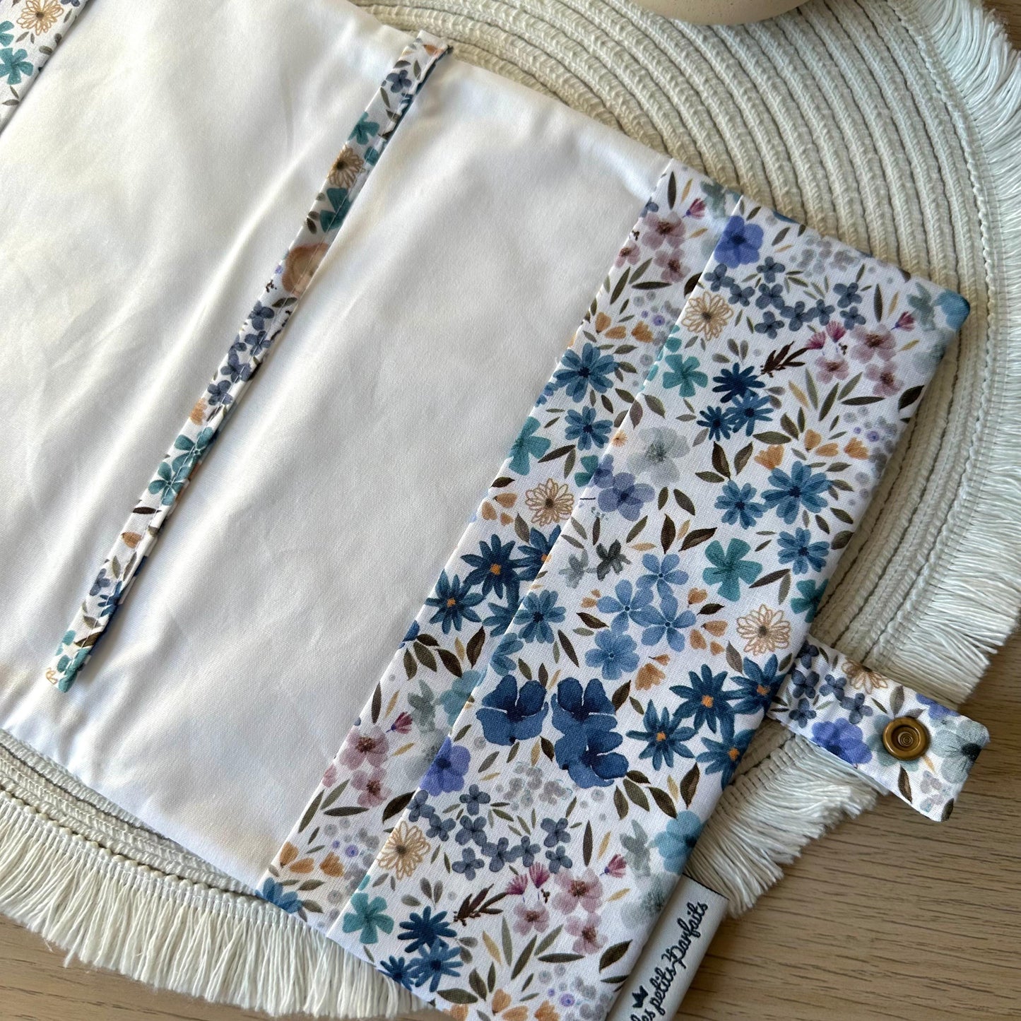 Protège carnet de santé Fille Fleurs bleues à personnaliser