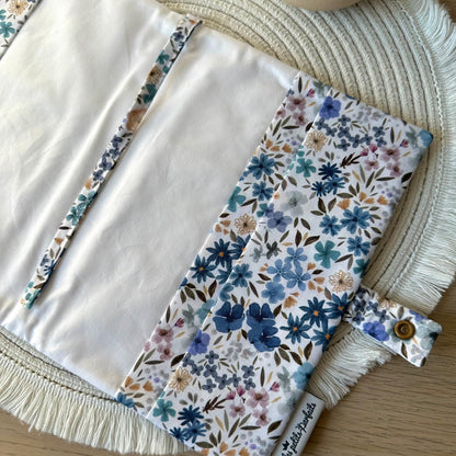 Protège carnet de santé Fille Fleurs bleues à personnaliser