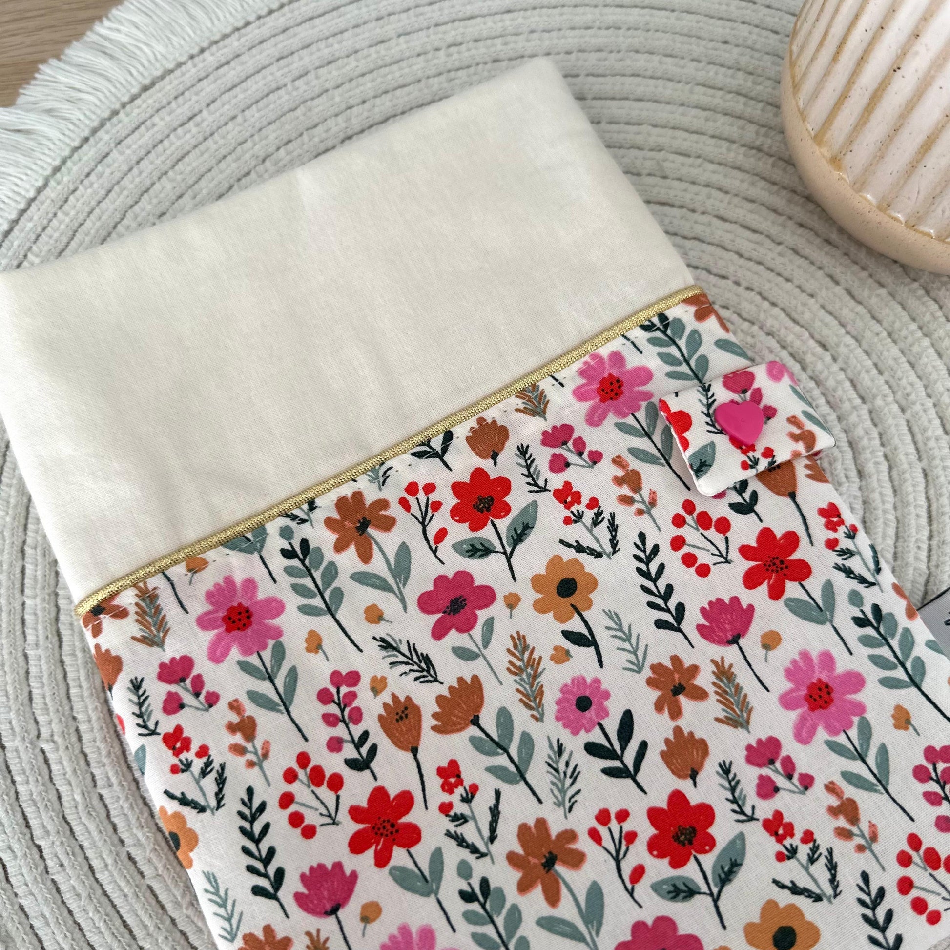 Protège carnet de santé prénom fille fleuri rose avec liseré doré, fermeture bouton pression en forme de coeur pour une touche girly