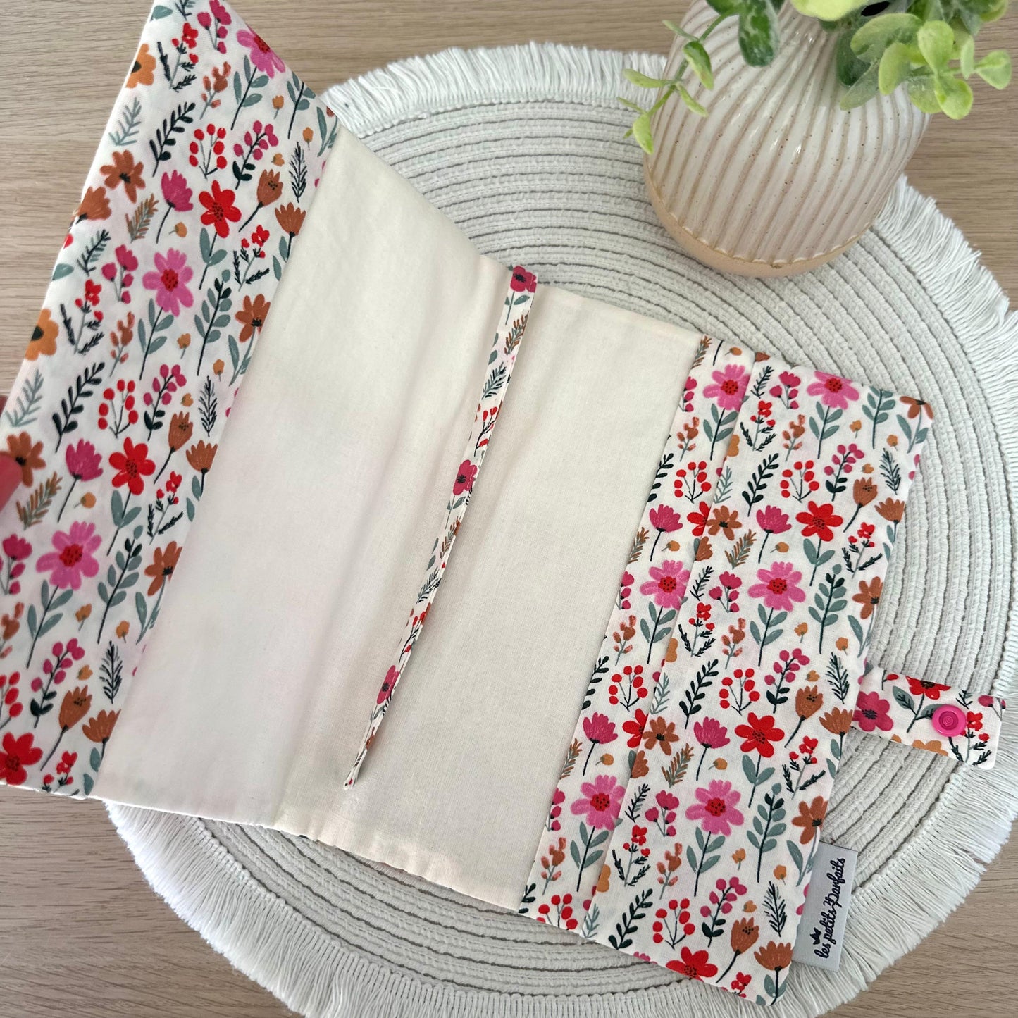 intérieur du protège carnet de santé fille fleur rose orange et rouge personnalisable avec le prénom de bébé