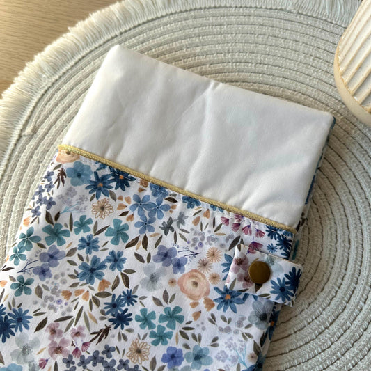 Protège carnet de santé Fille Fleurs bleues à personnaliser