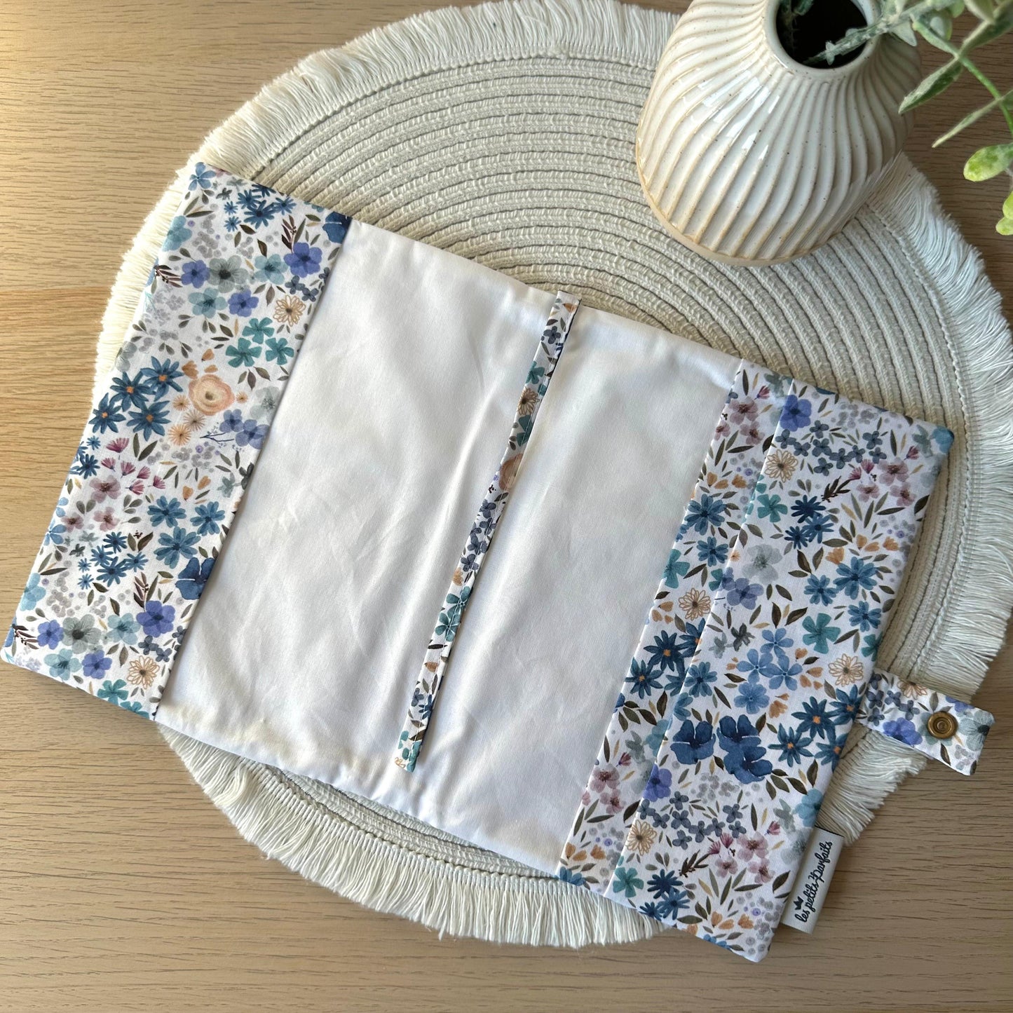 Protège carnet de santé Fille Fleurs bleues à personnaliser