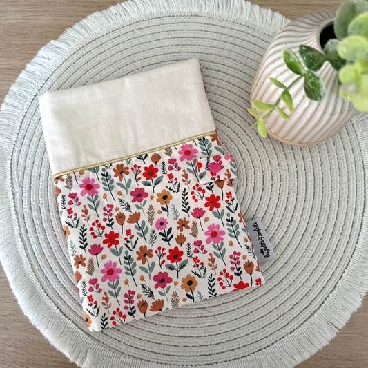 Protège carnet de santé fille motif fleur rose orange et rouge à personnaliser avec le prénom de bébé