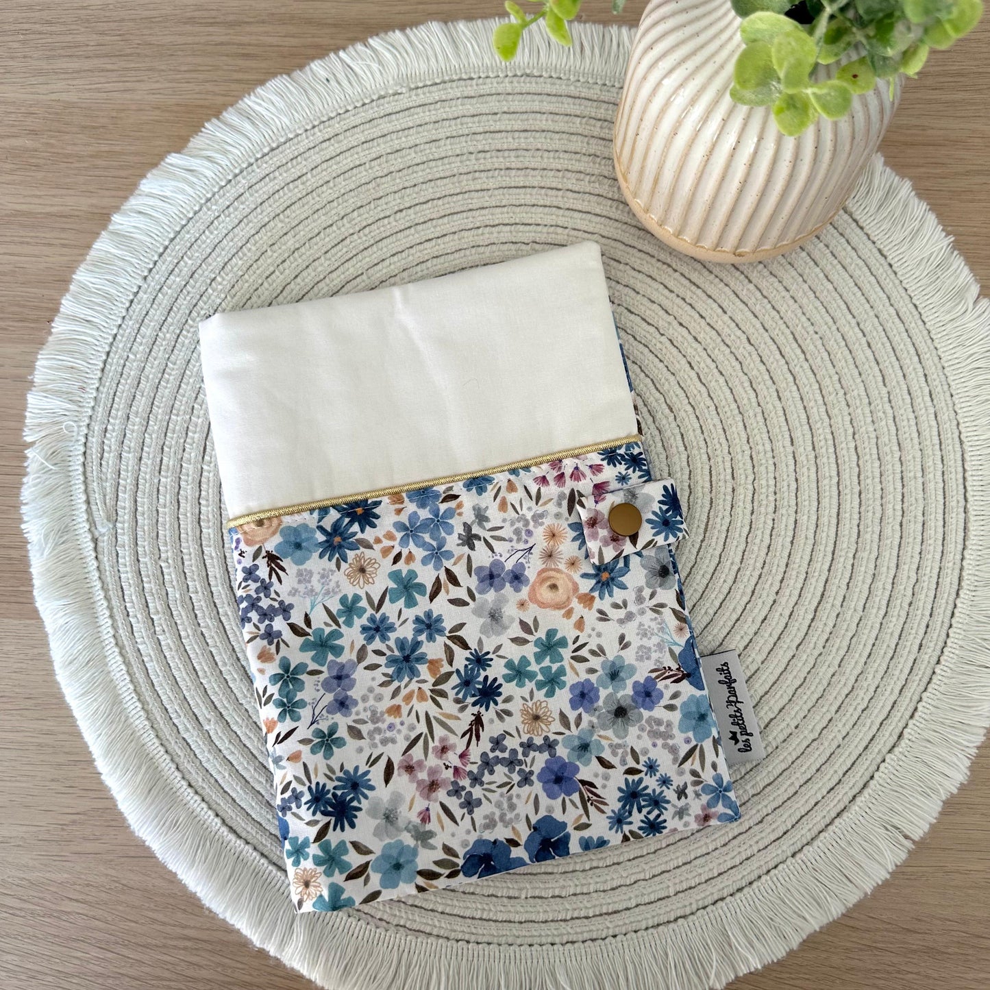 Protège carnet de santé Fille Fleurs bleues à personnaliser