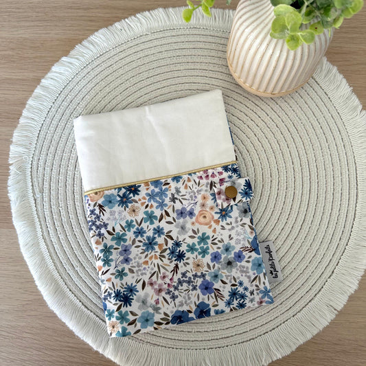 Protège carnet de santé Fille Fleurs bleues à personnaliser