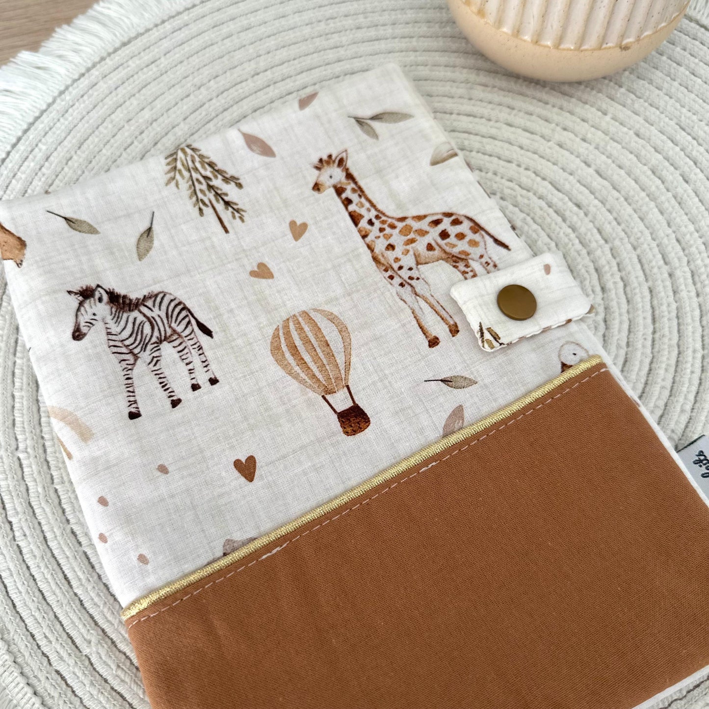 protège carnet santé bébé univers animaux tons caramel et blanc personnalisable avec un prénom pour un cadeau unique